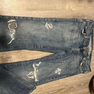 I’m selling these jeans because they did fit my curvy body :)